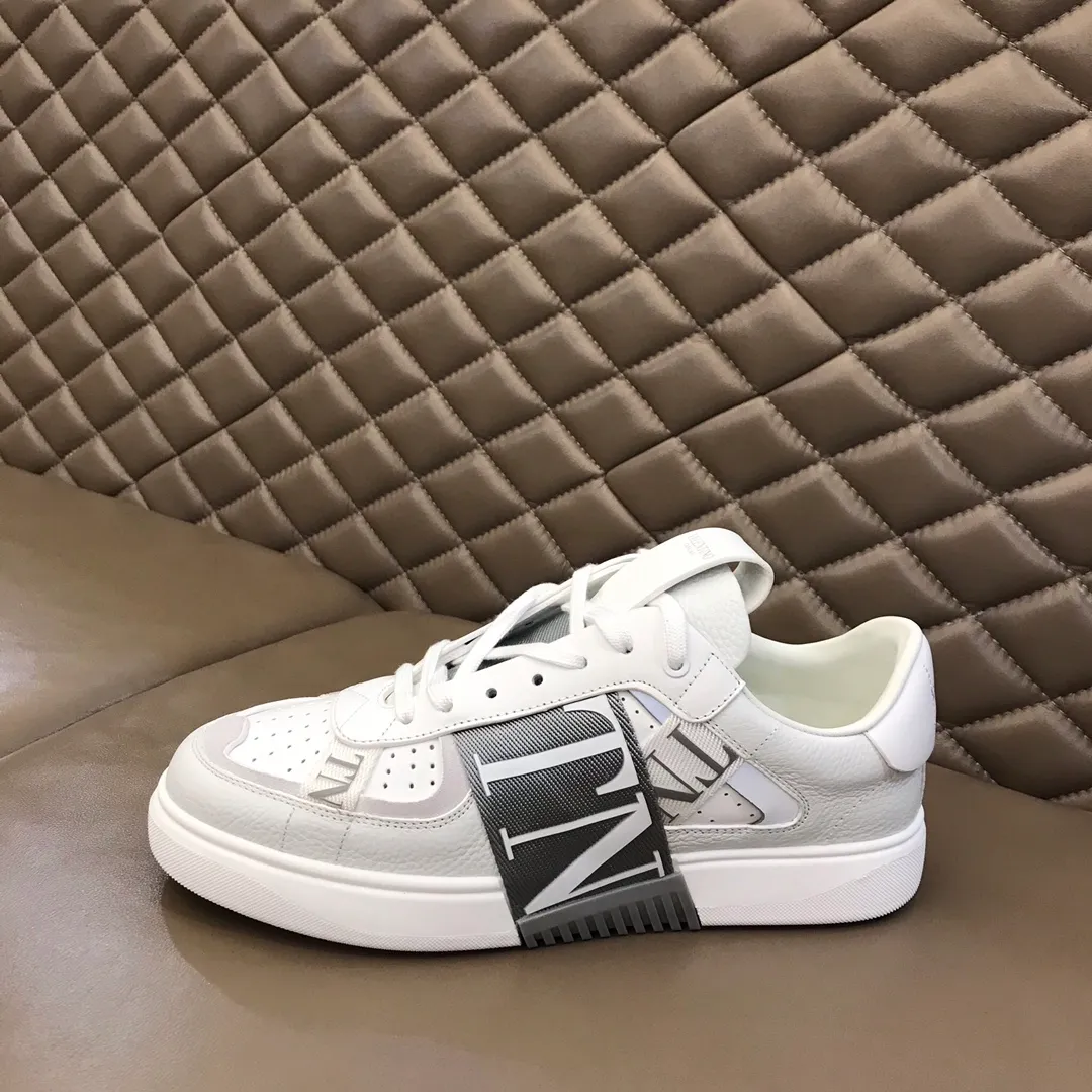 p440 "Valentin*" new spring and summer calfskin lace-up sneakers. No man should be able to refuse these shoes. The classic color scheme is so handsome! Purchase a high-precision replica of the original version to instantly sell off the market currency! 6 VLTN logo rubber effect straps - Valentino Garavani Logo printed on the back and tongue, all materials are customized to ensure quality! Size: 38-44